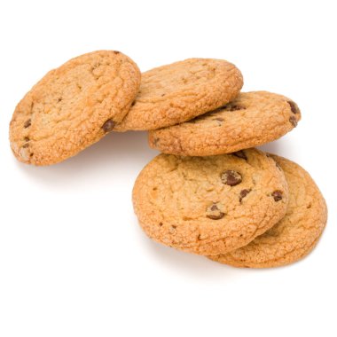 Beyaz arka planda izole edilmiş çikolatalı kurabiyeler. Tatlı bisküviler. Ev yapımı pasta..