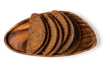 Beyaz arka planda izole edilmiş çavdar ekmeği dilimleri. Düz yatış, üst görünüm.