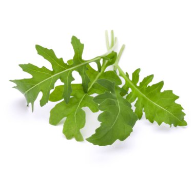 Taze rucola yaprakları yeşil beyaz arka plan üzerinde izole stüdyo çekim kapatın. Roket salata veya roka.
