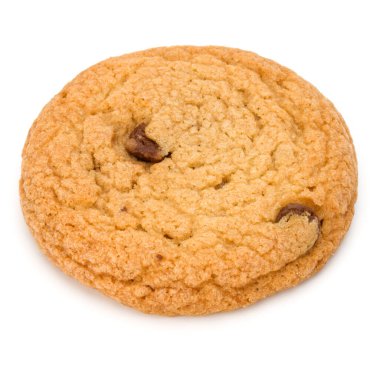 Beyaz arka plan üzerinde izole bir çikolata parçalı kurabiye. Tatlı bisküvi. Ev yapımı pasta.