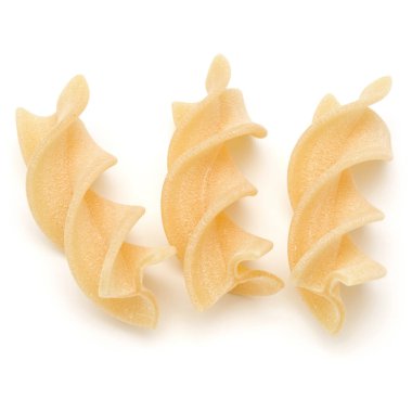 Beyaz arka plan üzerinde izole düdük İtalyan bükülmüş makarna. Fusilloni, rotini.