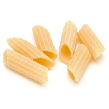Beyaz arka plan üzerinde izole makarna çeşitleri. Pennoni. Penne rigate.