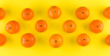 Mandarin sarı arka plan üzerinde izole meyve deseni. Mandalina. Düz yatıyordu, en iyi görünümü.