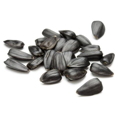 Beyaz arkaplanda izole edilmiş ayçiçeği tohumları yakın plan