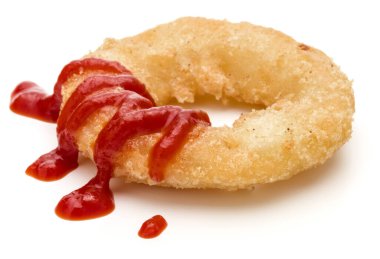 Gevrek derin kızarmış soğan veya beyaz arka plan üzerinde izole ketçap ile kalamar halka