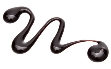 Beyaz arkaplanda izole edilmiş çikolata şurubu damlası