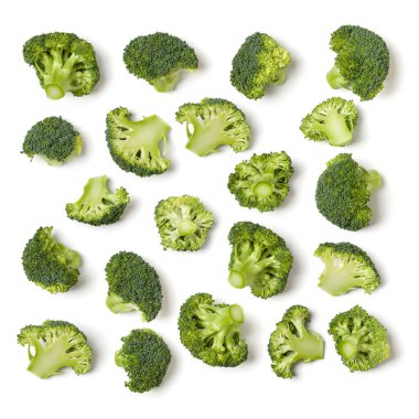 Brokoliden yapılmış yaratıcı bir düzen. Düz yerde, üst tarafta. Beyaz arka planda izole edilmiş sebzeler. Gıda bileşeni kalıbı.