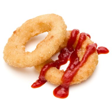 Gevrek derin kızarmış soğan veya beyaz arka plan üzerinde izole ketçap ile kalamar halka