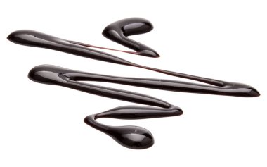 Beyaz arkaplanda izole edilmiş çikolata şurubu damlası