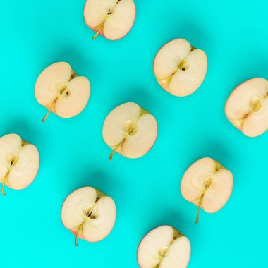 Mavi arka plan üzerinde elma yarıya meyve deseni. Düz yatıyordu, üstten bak. Gıda arka plan ... Pop art tasarım, yaratıcı yaz konsepti.