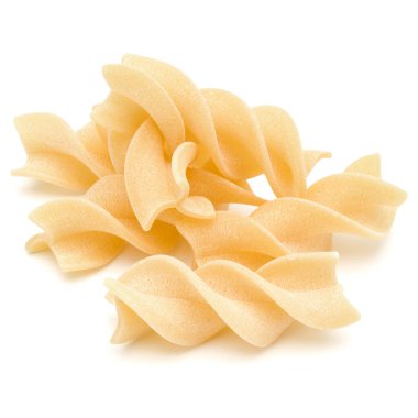 Beyaz arka plan üzerinde izole düdük İtalyan bükülmüş makarna. Fusilloni, rotini.