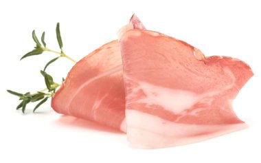 İtalyan prosciutto crudo veya jamon. Çiğ jambon. Beyaz arkaplanda izole