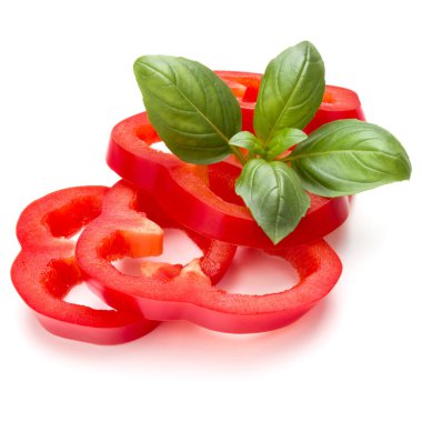 Kırmızı tatlı biber dilimleri ve beyaz arka plan kesme izole fesleğen yaprakları