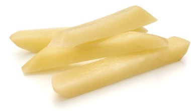 Beyaz arka planda izole edilmiş patates kızartması için hazırlanmış çiğ patates dilimleri.