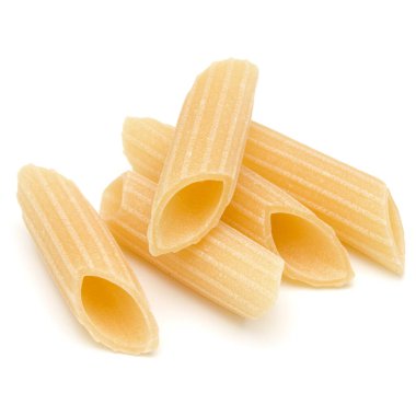 Beyaz arka plan üzerinde izole makarna çeşitleri. Pennoni. Penne rigate.