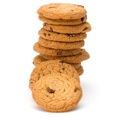 Beyaz arka plan üzerinde izole çikolatalı kurabiye yığılmış. Tatlı bisküvi. Ev yapımı pasta.