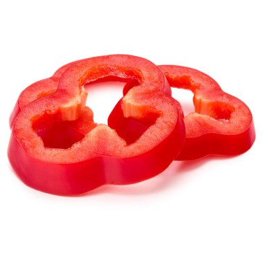 Kırmızı tatlı dolmalık biber dilimleri beyaz arka planda izole edilmiş.