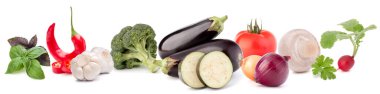 Tek sıra halinde izole edilmiş sebzeler. Tatlı dolma biber, patlıcan, soğan, sarımsak, biber, turp, brokoli, maydanoz ve fesleğen yaprakları beyaz arka planda izole edilmiş.