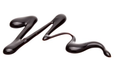 Beyaz arkaplanda izole edilmiş çikolata şurubu damlası