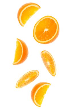 beyaz arka plan closeup izole taze portakal meyve dilimleri düşüyor. Uçan yemek konsepti. Üst te. Düz yatıyordu. Havada turuncu dilim, gölge olmadan.
