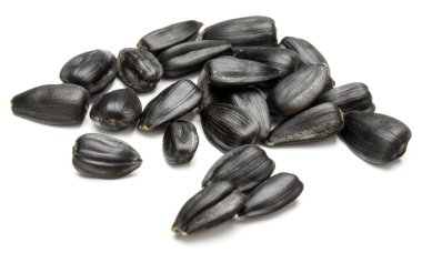 Beyaz arkaplanda izole edilmiş ayçiçeği tohumları yakın plan