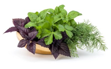 Taze baharat ve otlar üzerinde beyaz arka plan kesme izole hasır sepet içinde. Reyhan, kırmızı fesleğen yaprağı, dereotu ve maydanoz.