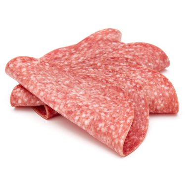 Beyaz arka planda izole edilmiş salam tütsülenmiş sosis dilimleri