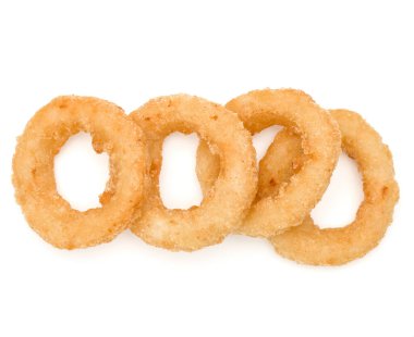 Gevrek derin kızarmış soğan veya beyaz arka plan üzerinde izole kalamar ring