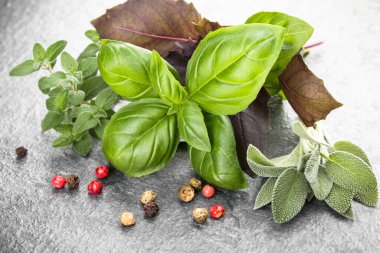 Siyah taş üzerinde bitkiler ve baharatlar. Üst görünüm.