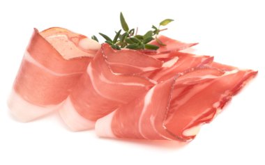 İtalyan prosciutto crudo veya jamon. Çiğ jambon. Beyaz arkaplanda izole