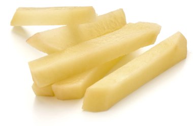 Beyaz arka planda izole edilmiş patates kızartması için hazırlanmış çiğ patates dilimleri.
