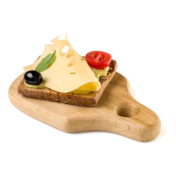 打开脸奶酪三明治 Canape Crostini 在一个木制服务板查出在白色背景特写镜头 素食塔塔林 — 图库照片