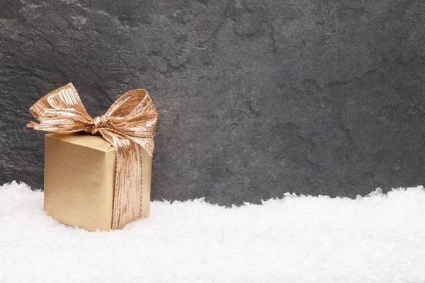 圣诞贺卡 诺埃尔 节日背景 新的一年的符号 黄金礼品盒在雪地上 节日背景与副本空间 — 图库照片