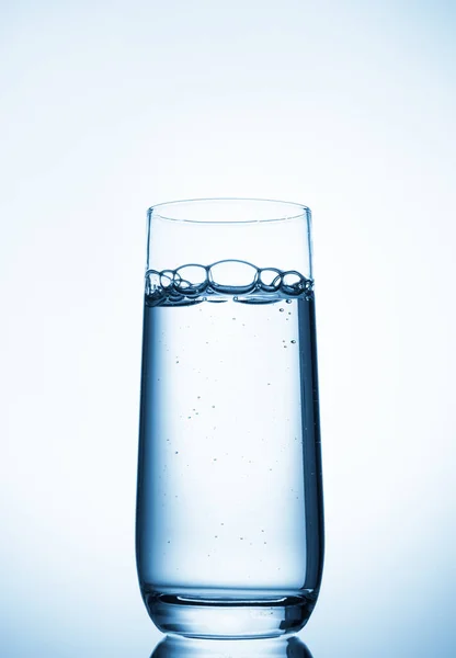 Склянка Води Синьому Фоні — стокове фото
