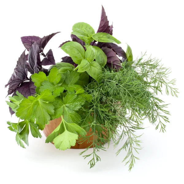 Taze baharat ve otlar üzerinde beyaz arka plan kesme izole hasır sepet içinde. Reyhan, kırmızı fesleğen yaprağı, dereotu ve maydanoz.