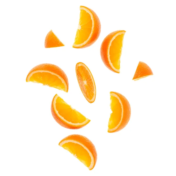 白い背景のクローズアップに隔離された新鮮なオレンジ色のフルーツスライスを落ちる フライングフードコンセプト — ストック写真