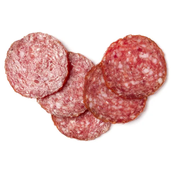 Beyaz arka plan closeup izole salam dilimleri. Sosis üst görünümü.