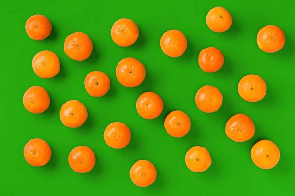 Wzór Owoców Świeżych Pomarańczowych Mandarynki Lub Mandarynka Zielonym Tle Płaski — Zdjęcie stockowe