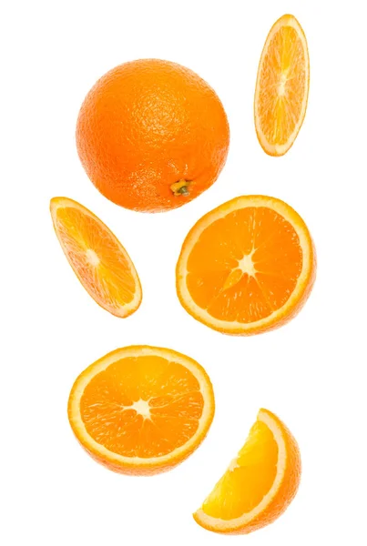 在白色背景特写上分离的新鲜橙果片 飞行食品概念 顶部视图 空气中的橙色切片 无阴影 — 图库照片