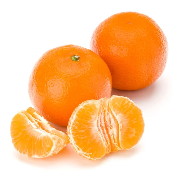 Mandarino Sbucciato Mandarino Metà Frutta Isolato Sfondo Bianco Ritaglio — Foto Stock
