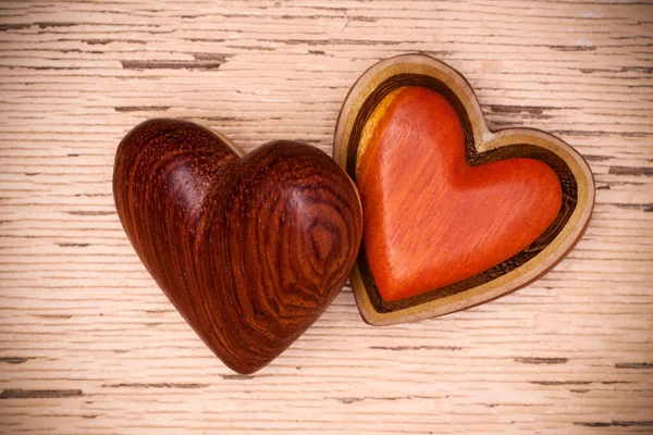 Rustik Ahşap Zemin Üzerine Iki Ahşap Kalp Valentines Gün Kavramı — Stok fotoğraf