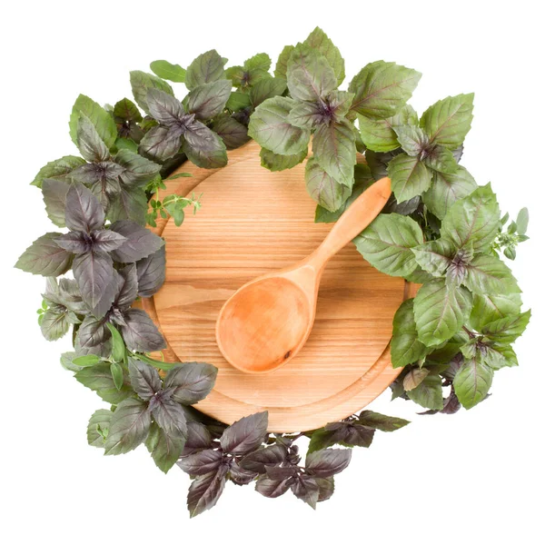圆木切割板用勺子 各种甜罗勒草本叶边缘 健康食品概念 顶部视图 — 图库照片