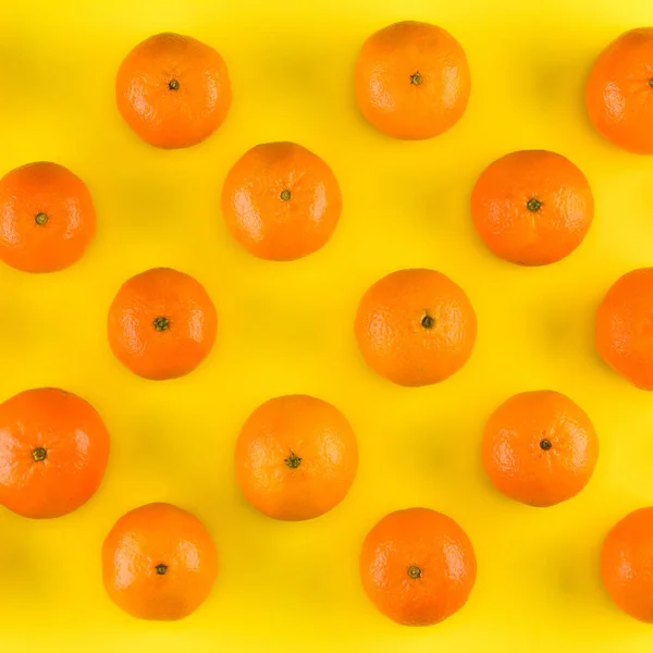 Patrón Frutal Mandarina Aislada Sobre Fondo Amarillo Mandarina Piso Tendido — Foto de Stock