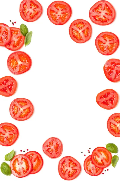 トマトスライスとバジルの葉で作られた創造的なレイアウト フラットレイアウト トップビュー 食べ物の概念 白い背景に隔離された野菜 コピースペース付きの食品成分パターン — ストック写真