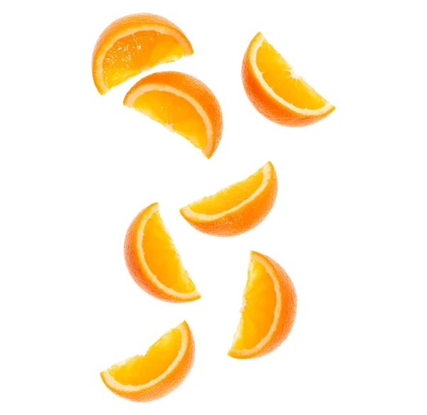 Tomber Tranches Fraîches Fruits Oranges Isolés Sur Fond Blanc Gros — Photo