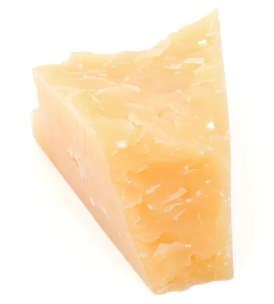 ホワイト バック グラウンド素材に分離された つのパルメザン チーズの切れ端 — ストック写真