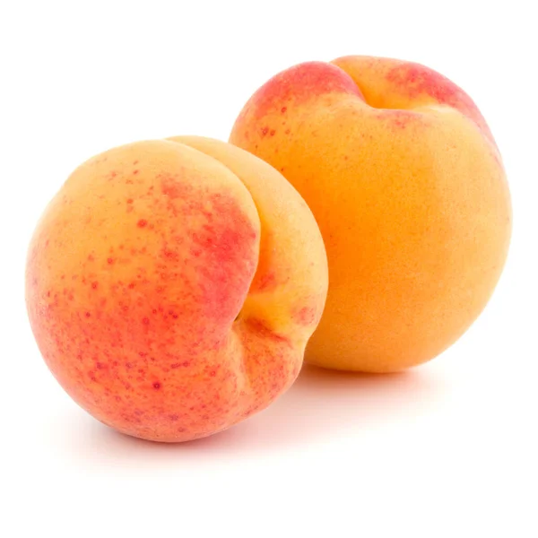 Zwei Aprikosenfrüchte Isoliert Auf Weißem Hintergrund Ausschnitt — Stockfoto