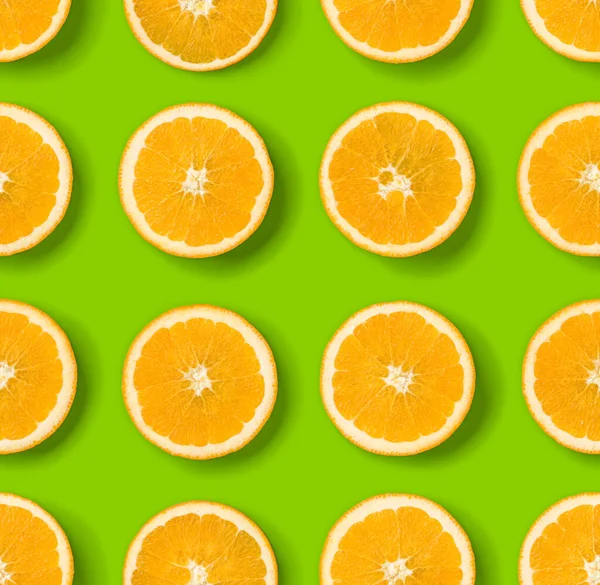Owoc Wzór Plastry Pomarańczy Zielonym Tle Widok Płaski Świeckich Top — Zdjęcie stockowe