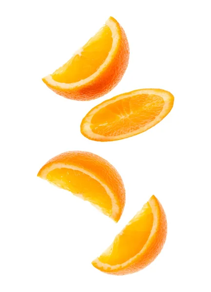 Cadendo Fette Frutta Fresca Arancio Isolato Sfondo Bianco Primo Piano — Foto Stock