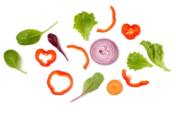 创造性地布局番茄片 罗勒叶 顶视图 食品概念 在白色背景上隔离的蔬菜 食品配料模式 — 图库照片